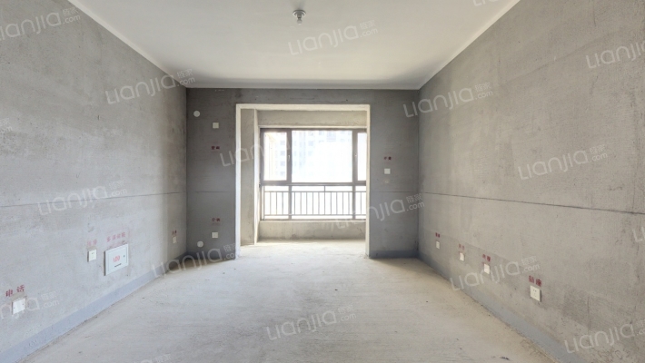 天伦湾馨园 南北通透 好楼层 毛坯三居室，90w-客厅