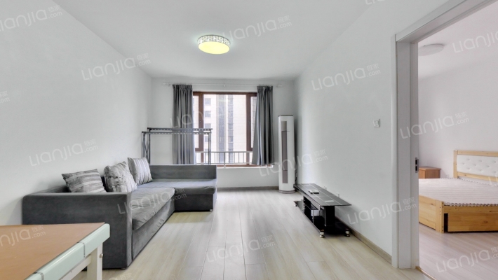 高铁旁，大两居户型方正，采光视野好。-客厅