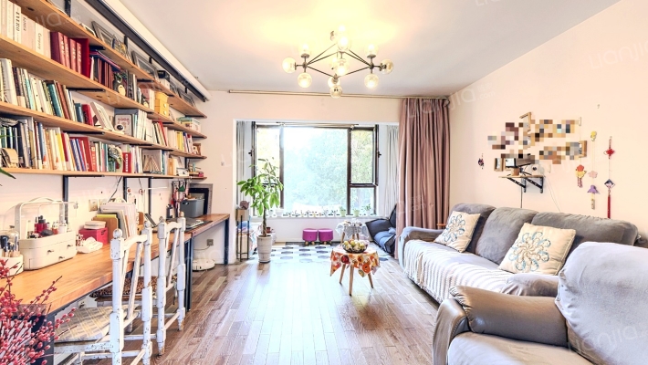 此房南北通透大三居，双卫，明厨明卫-客厅