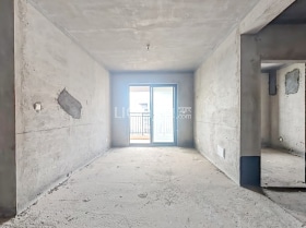 采光视野好，毛坯三房，诚心出售