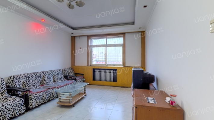 位于政法街，生活配套设施齐全，户型方正-客厅