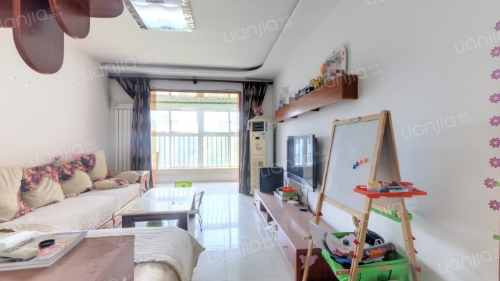 此房南北通双透格局好，视野宽阔-客厅