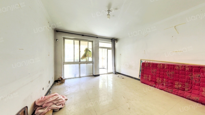 火车站  新板楼 好楼层 两居急售-客厅