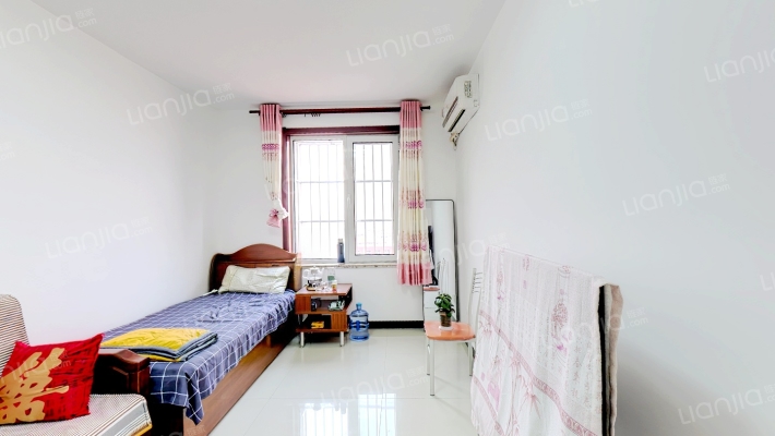 范阳路旁，电梯房采光好双语旁交通方便配套设施成熟。-客厅