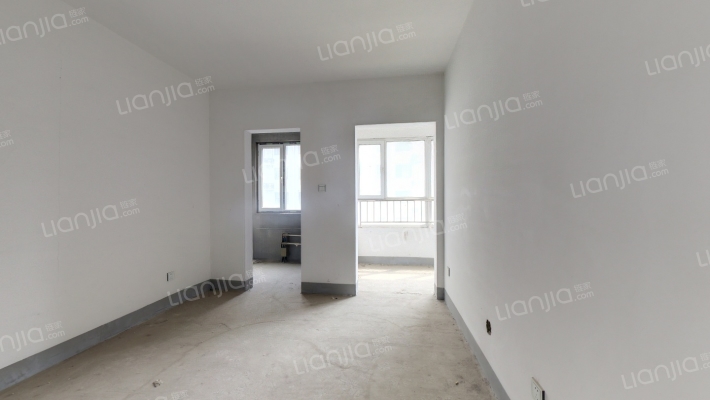 正规一居，南向，房本满五，毛坯随意装修-客厅