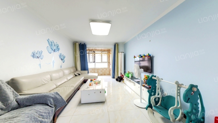 通透三居室 房本满二  有装修 带车位和地下室-客厅