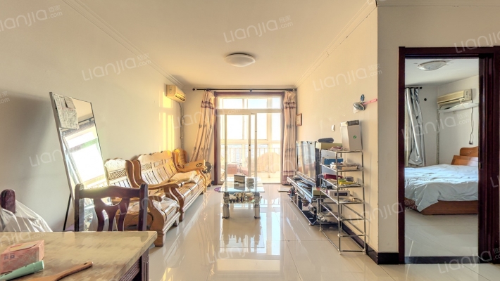 此房位于平安大街，电梯房，高楼层，全天采光充足-客厅