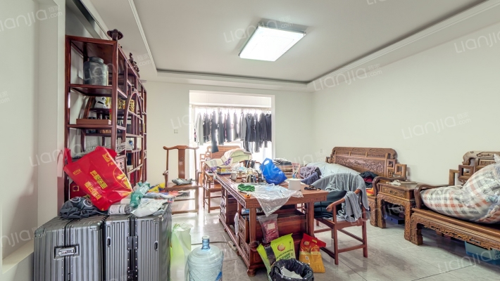 惠友万悦城精装修三居室中间楼层南北通透户型方正-客厅