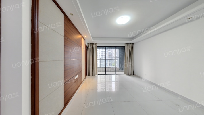 万科缤纷四季南区二手房实景图