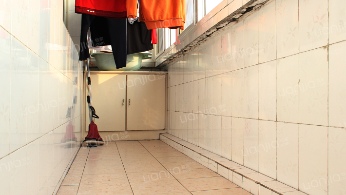 蓝天小区  120平大三居   106万可议  证满五年-阳台