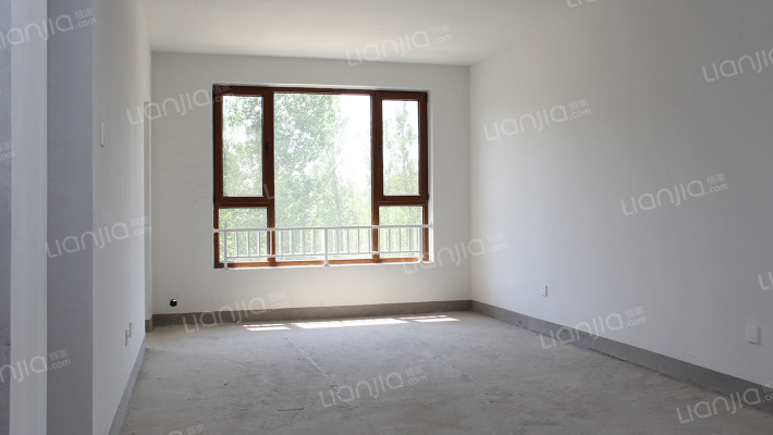 高档社区，小区环境，居住舒适，户型方正-客厅