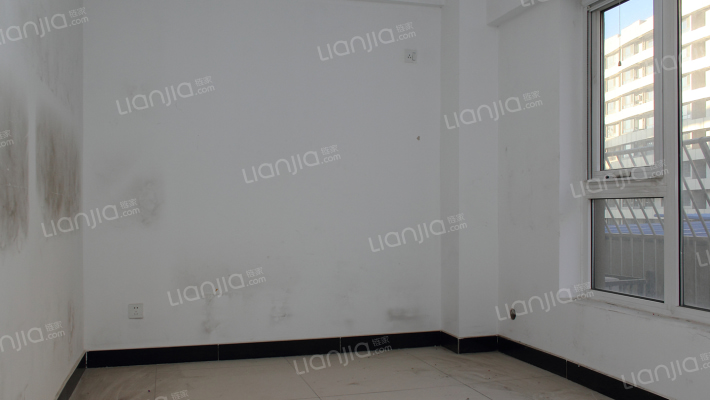 钻石广场三居，上跃，房本满二，集中供暖-卧室A