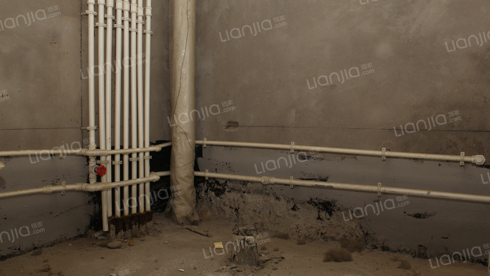 房本满二，好楼层，采光视野好，户型方正，南北通透。-卫生间