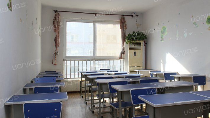 南北通透两居室，简单装修，房本满二-客厅