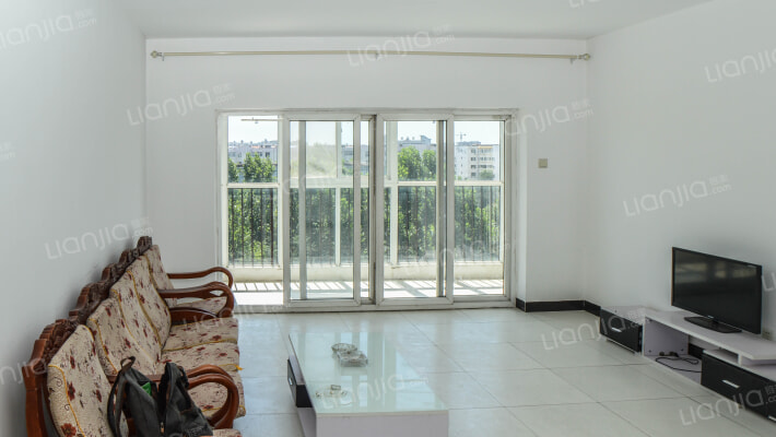 成熟社区， 南北通透*大阳台，房本满五还有地下室-客厅