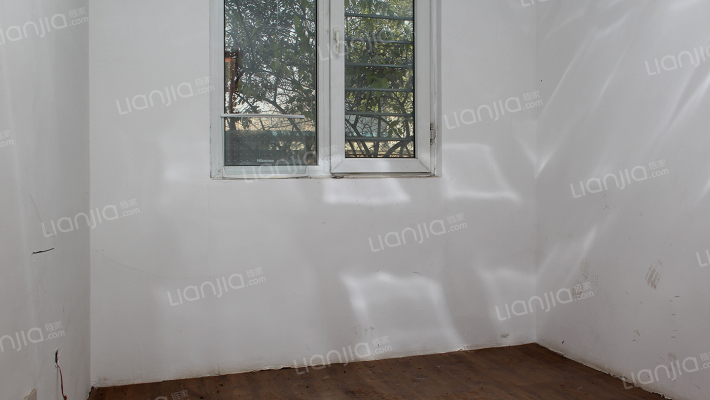 小区环境很清净，边上就是东直门医院-卧室B