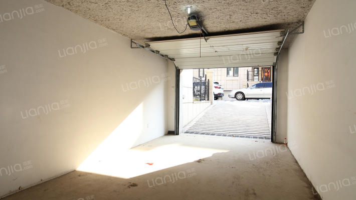 高铁板块联排别墅，满二年无尾款，无抵押-车库