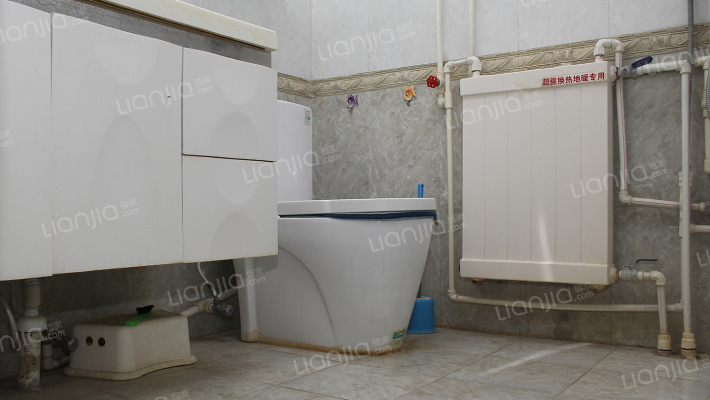 业主诚售好房，精装南北向，房本满两年，随时签约-卫生间