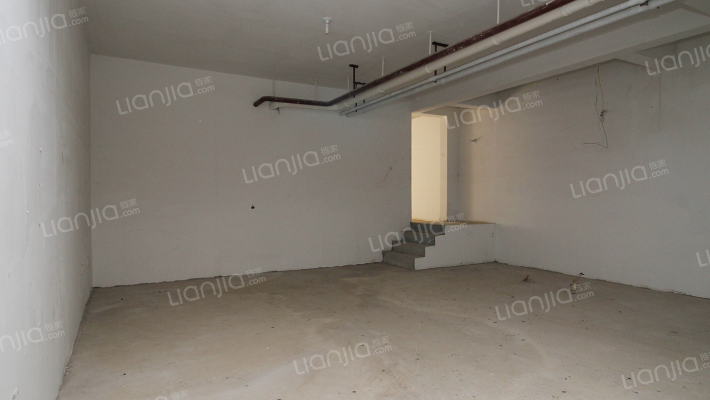 高铁板块联排别墅，满二年无尾款，无抵押-客厅B