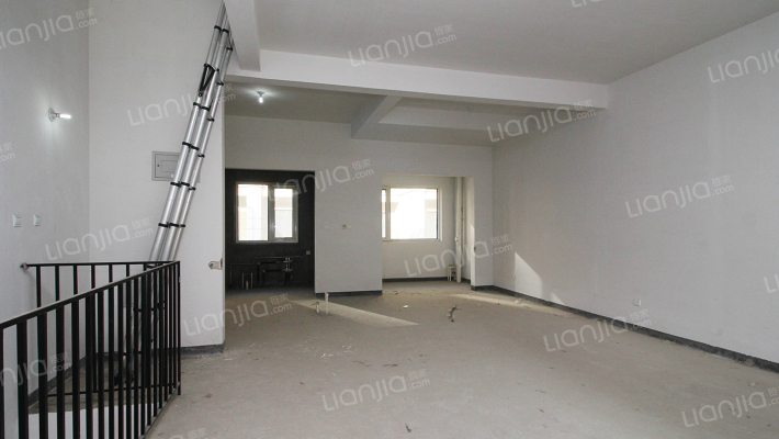 高铁板块联排别墅，满二年无尾款，无抵押-客厅A