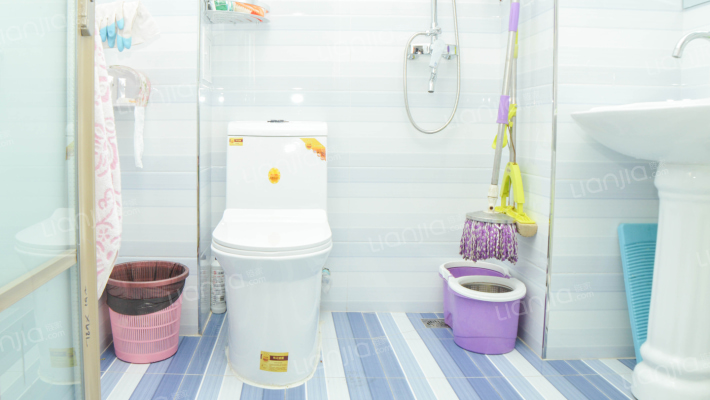 精装一居       新证     中间楼层-卫生间