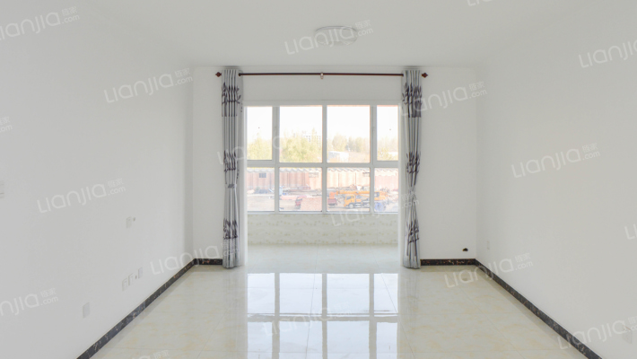 此房楼层好，视野开阔，采光充足，南北通透，格局好。-客厅