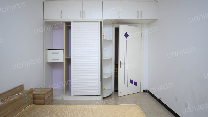 此房南北通透两居，房本快满二了，正常首付。-卧室A