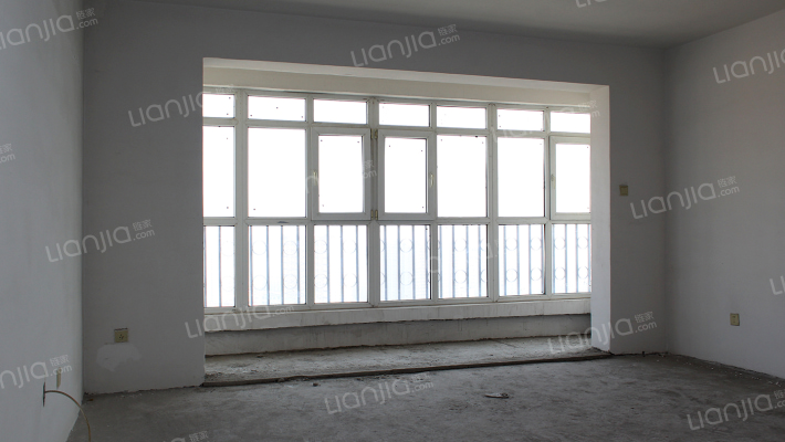 此房满五唯一 东北向两居室 ，采光视野好-客厅