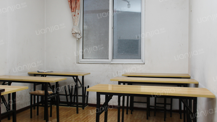 南北通透两居室，简单装修，房本满二-卧室A