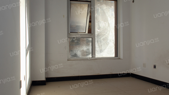 钻石广场三居，上跃，房本满二，集中供暖-卧室C