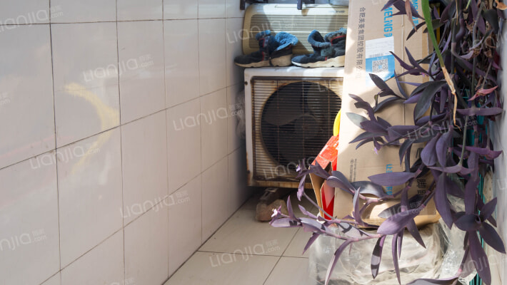 南北通透三居，视野宽阔，采光充足，出行便利-阳台