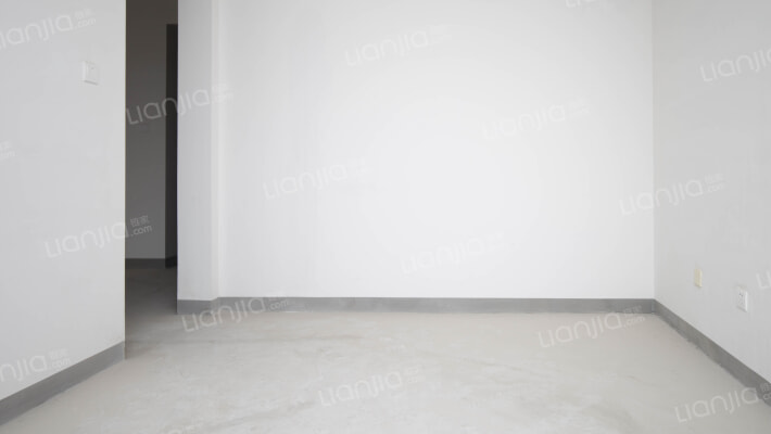 毛坯房，随意装修，房本满二税费低-卧室A