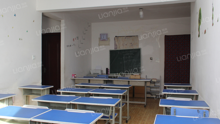 南北通透两居室，简单装修，房本满二-客厅