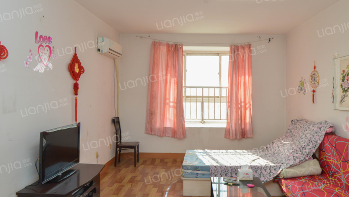 南北双通透、户型方正、房本满五、看房有钥匙-客厅