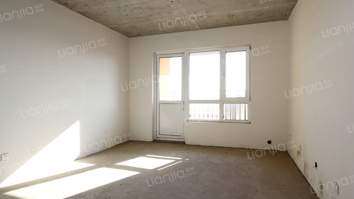 房子是南北通透三居，毛坯房，中间楼层-客厅