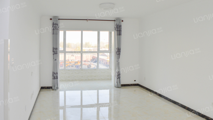 此房楼层好，视野开阔，采光充足，南北通透，格局好。-客厅