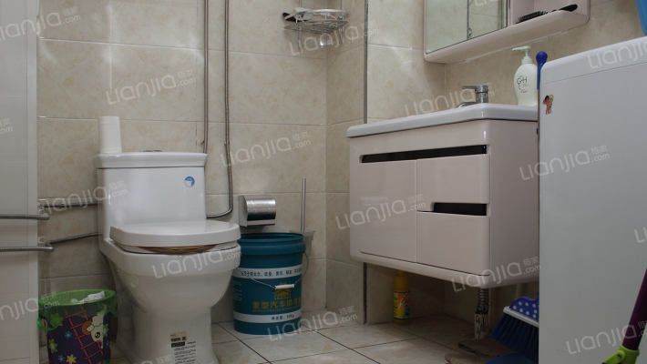 精装修 全东南三居室 中高层采光充足 带家具家电-卫生间