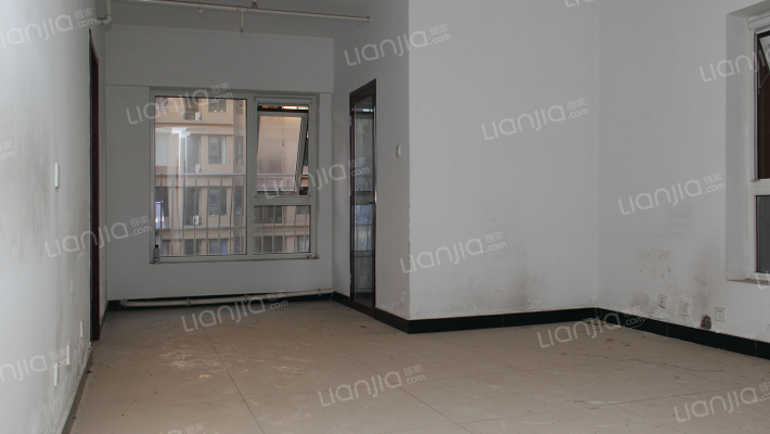 钻石广场三居，上跃，房本满二，集中供暖-客厅