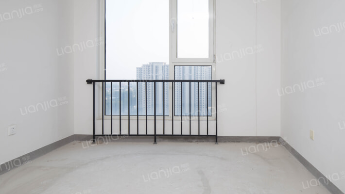 毛坯房，随意装修，房本满二税费低-卧室A