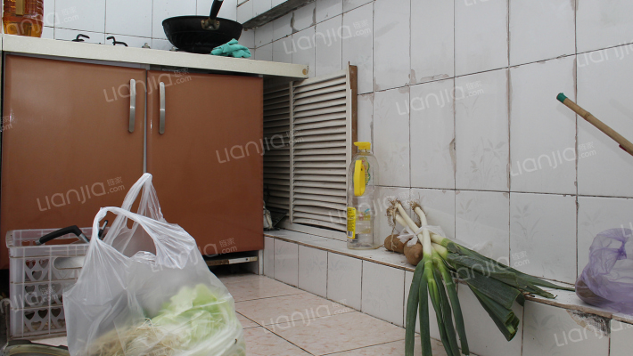 蓝天小区  120平大三居   106万可议  证满五年-厨房