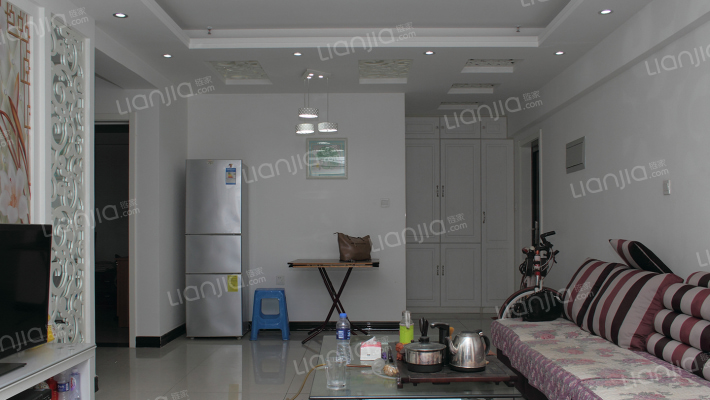 精装修 全东南三居室 中高层采光充足 带家具家电-客厅