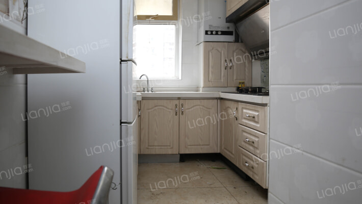 此房南北通透两居，房本快满二了，正常首付。-厨房