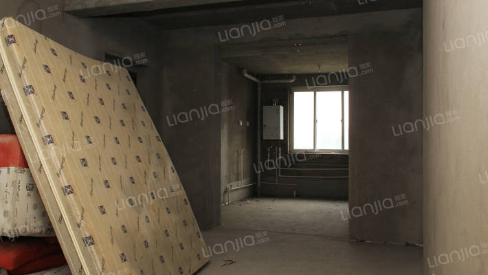 房本满二，好楼层，采光视野好，户型方正，南北通透。-客厅