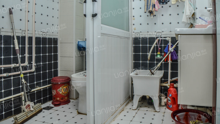 房本满二税费低，精装修可拎包入住，小区安静交通便利-卫生间