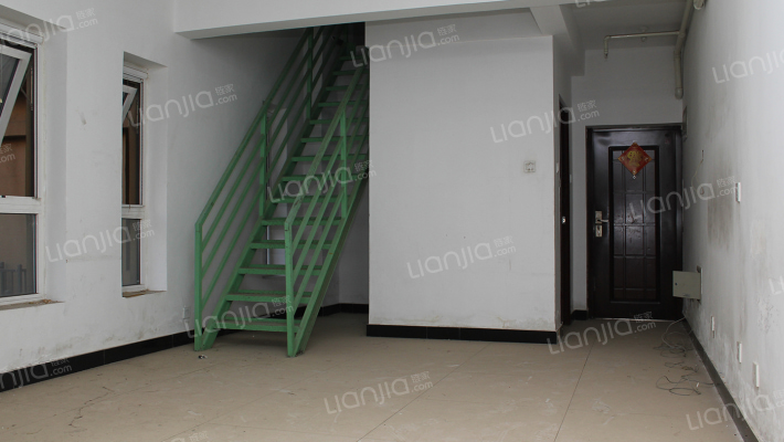 钻石广场三居，上跃，房本满二，集中供暖-客厅