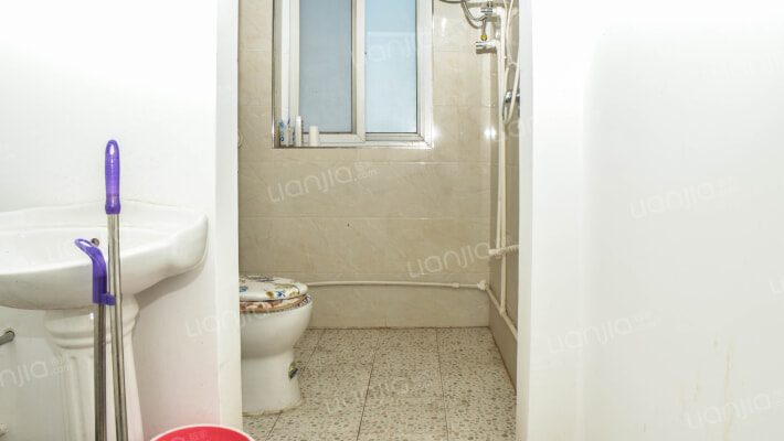 成熟社区， 南北通透*大阳台，房本满五还有地下室-卫生间A