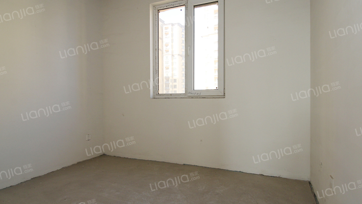 房子是南北通透三居，毛坯房，中间楼层-卧室B