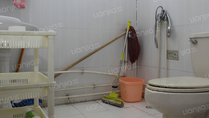 南北通透两居室，简单装修，房本满二-卫生间