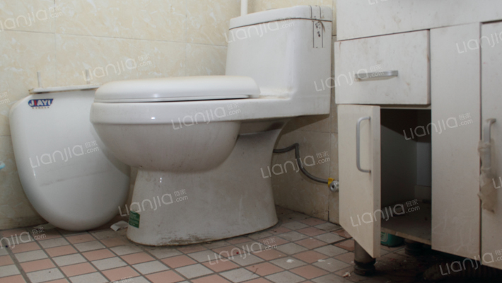 钻石广场三居，上跃，房本满二，集中供暖-卫生间B