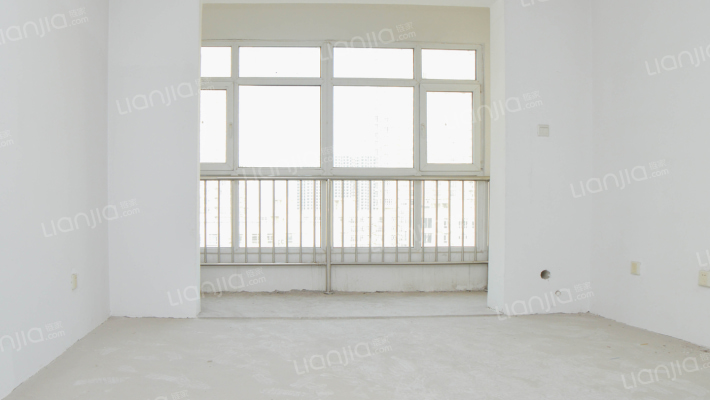 房本满五 中间楼层 采光充足 双卫三居-客厅